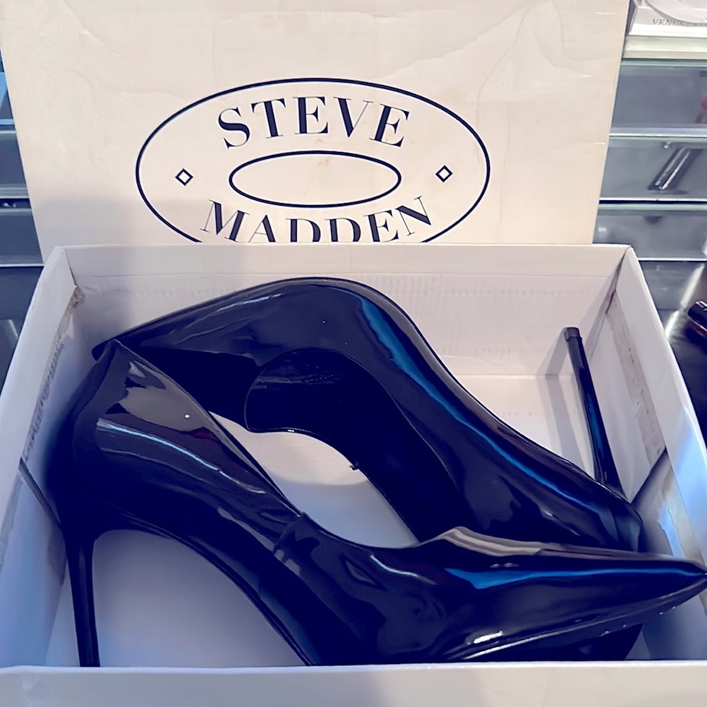 Steve Madden Black Patent Vala Pump
